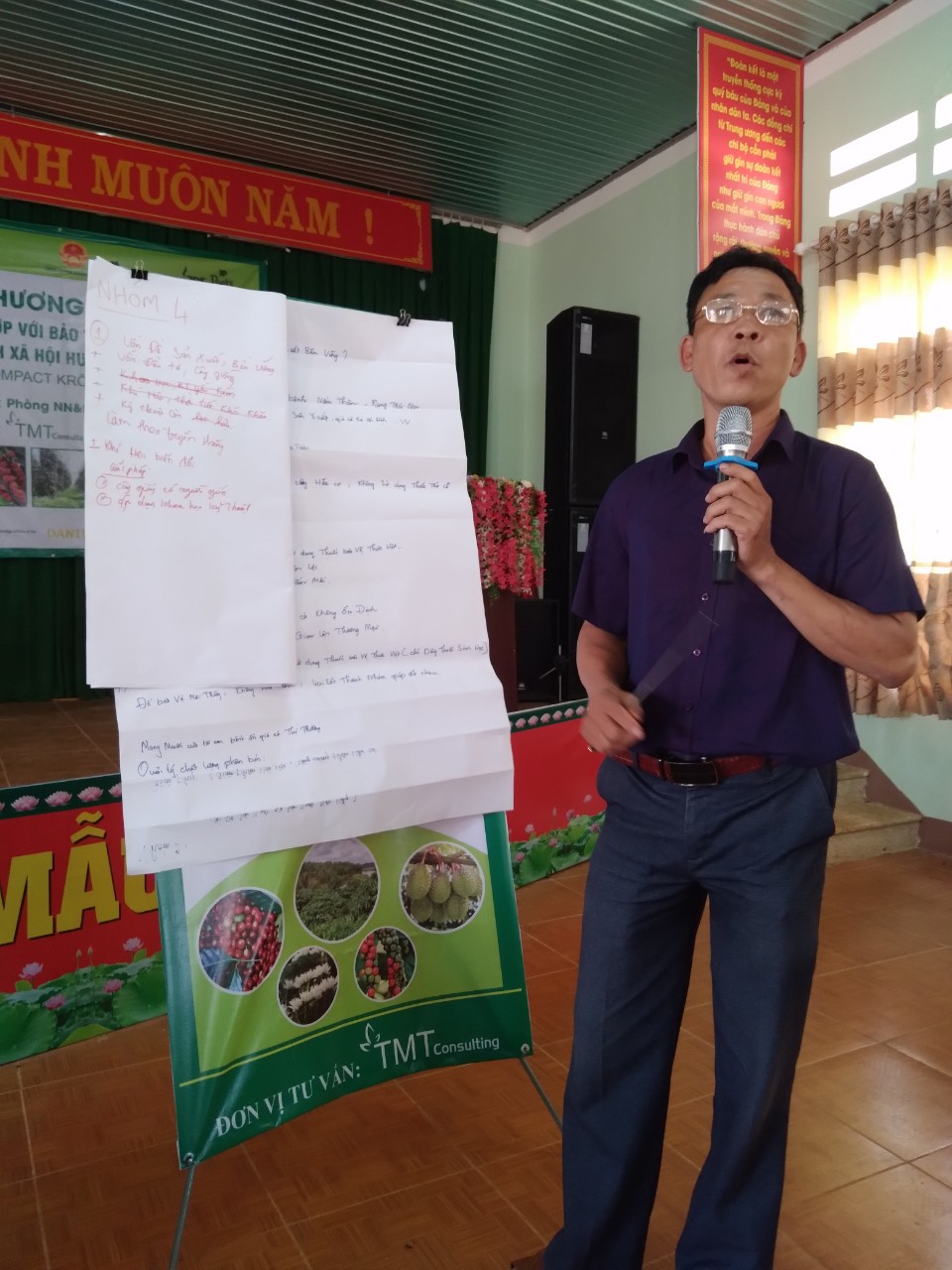 Hinh 5. Ông Trần Ngọc Luận nông dân xã Ea Tam, đại diện nhóm trình bày kết quả thảo luận